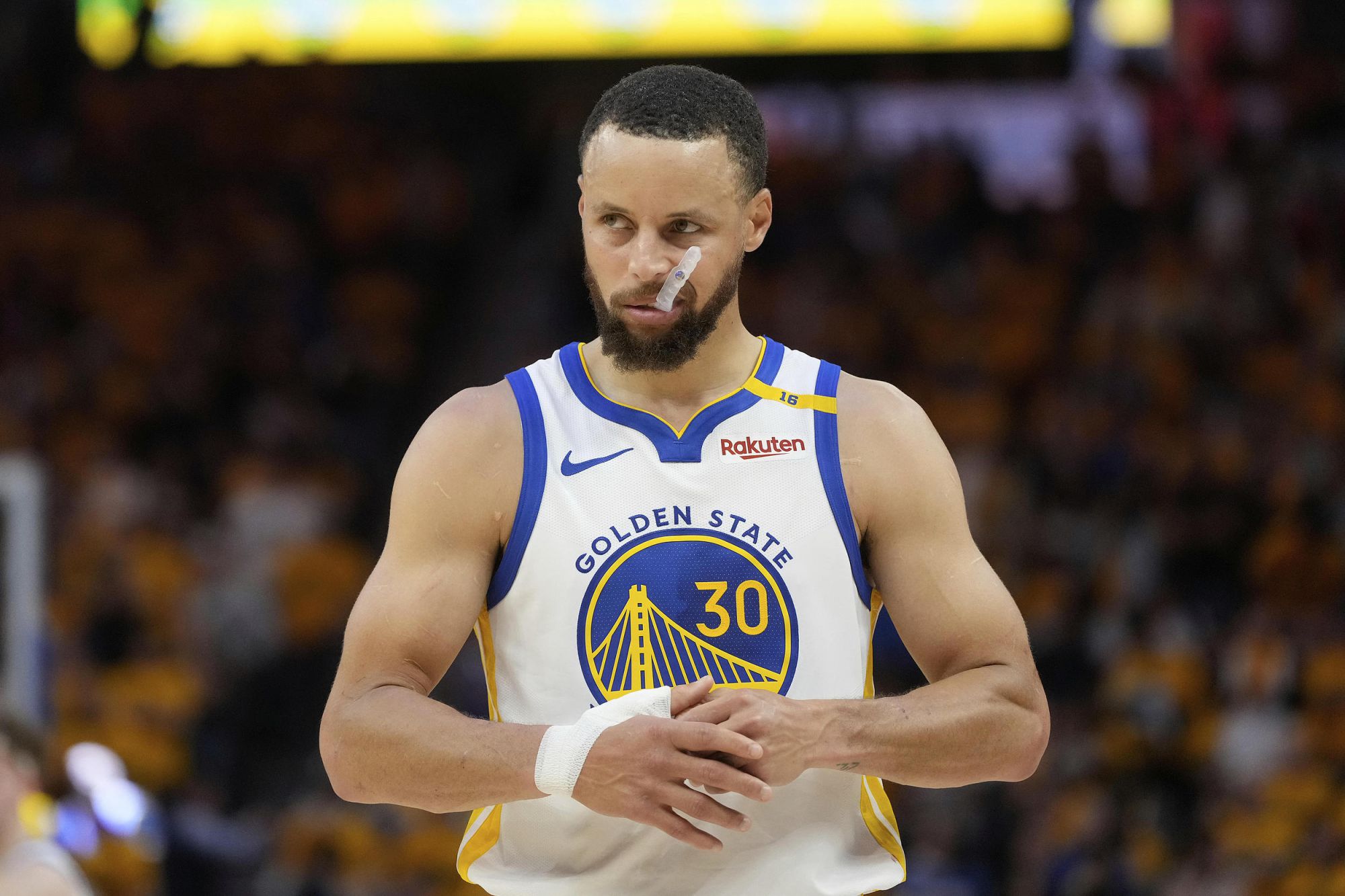 Warriors ยิงสามพอยน์เตอร์ได้ 19 ครั้งในเกม Curry ยิงสามพอยน์เตอร์ได้ 5 ครั้ง และ Warriors ไม่ยอมแพ้สามเกมติดต่อกัน