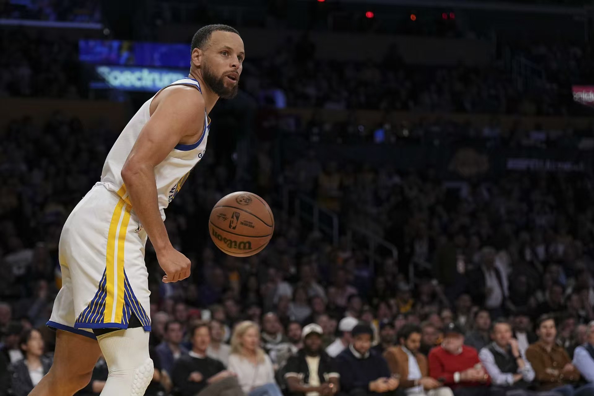 หลังจากที่ Curry อายุ 35 ปี เขาก็ทำคะแนนได้ 45+ แต้มจาก 6 เกม ส่งผลให้เจมส์เสมอเป็นที่ 1 ในประวัติศาสตร์