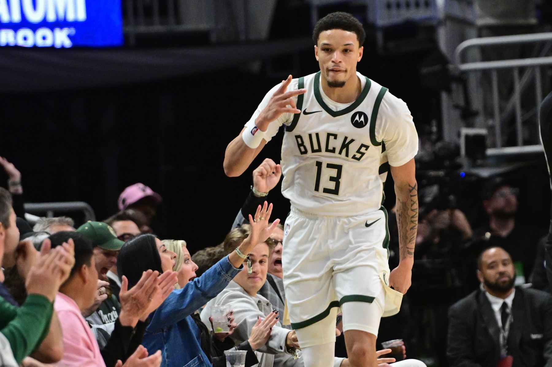 พยายามอย่างเต็มที่! Antetokounmpo ขาดไป & Rollins ทำคะแนน 25 คะแนนจาก 10 จาก 15 นัดและ 5 รีบาวน์