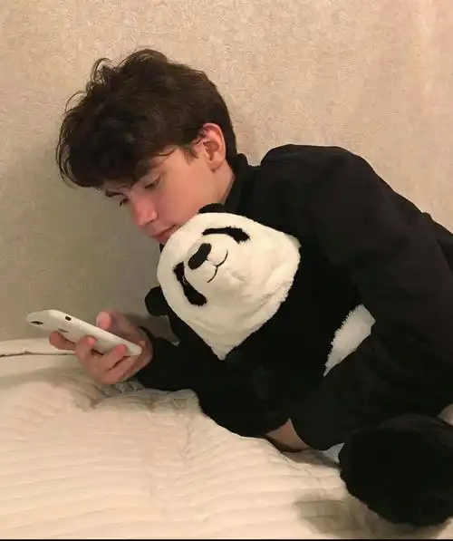 6686体育海外作者Adam