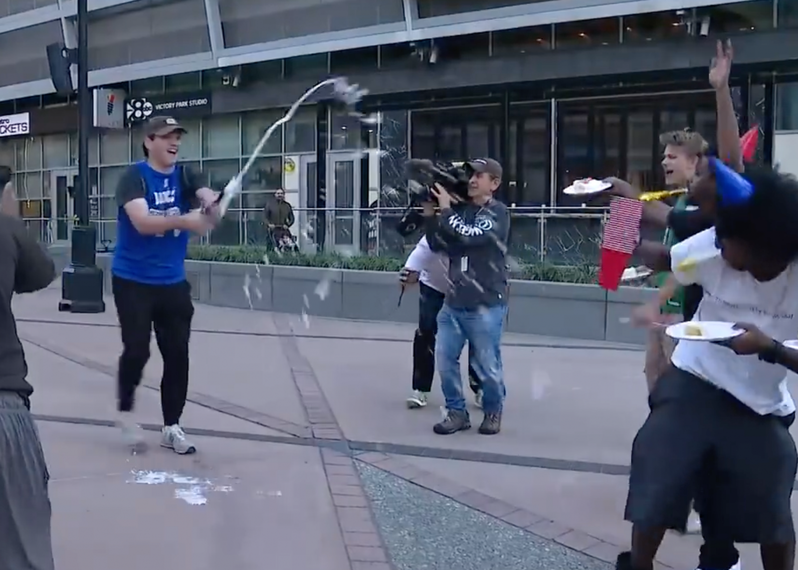 หลังจากที่แฮร์ริสันถูกไล่ออก แฟน ๆ ของ Doncic ก็มาร่วมเฉลิมฉลองด้วยแชมเปญนอกสนามเหย้าของทีม Mavericks