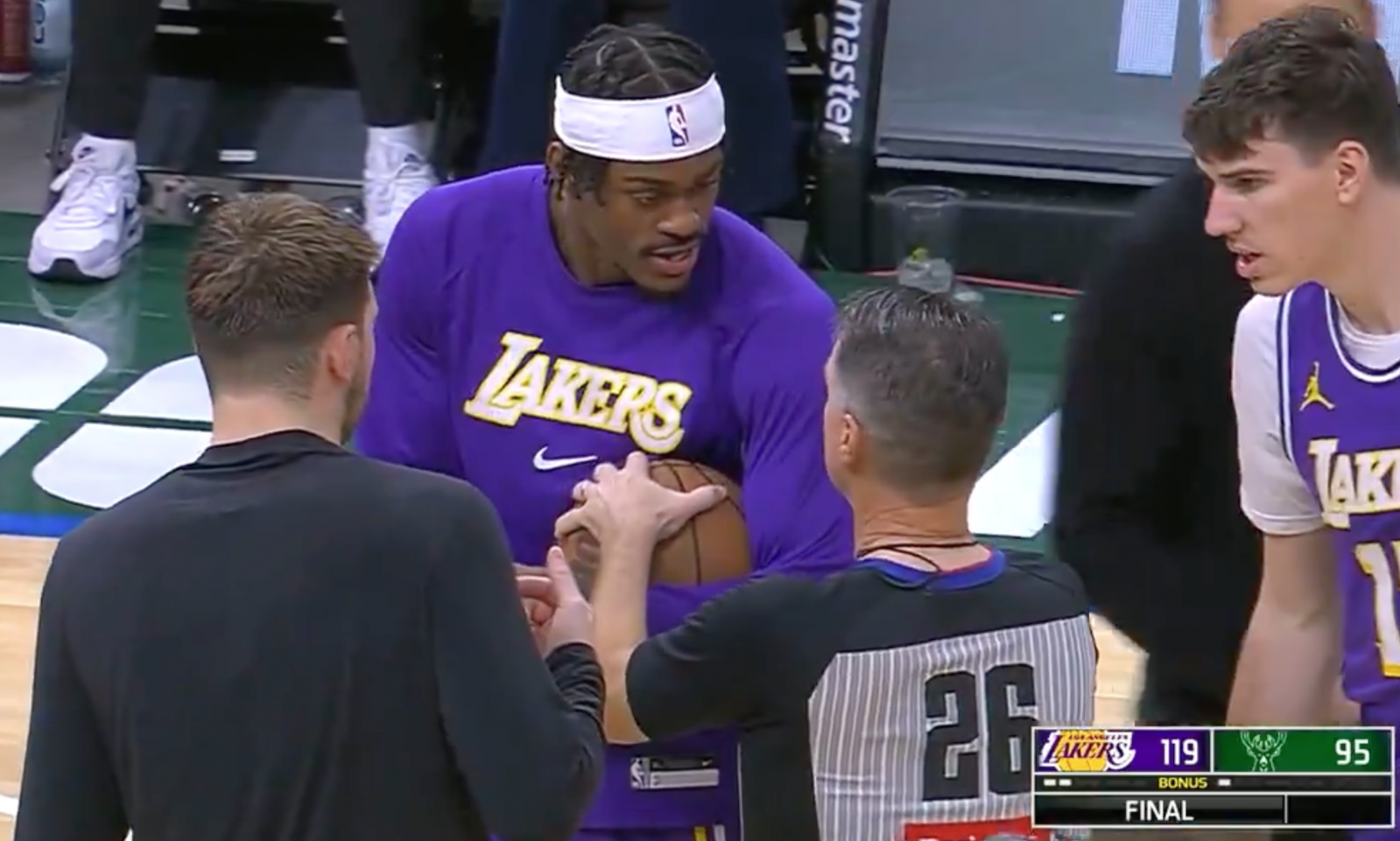 ผู้เล่น Lakers คนใหม่ Tierro เปิดตัวอาชีพของเขา และ Antetokounmpo ได้เรียนรู้เกี่ยวกับเรื่องนี้และใช้ความคิดริเริ่มในการส่งบอล
