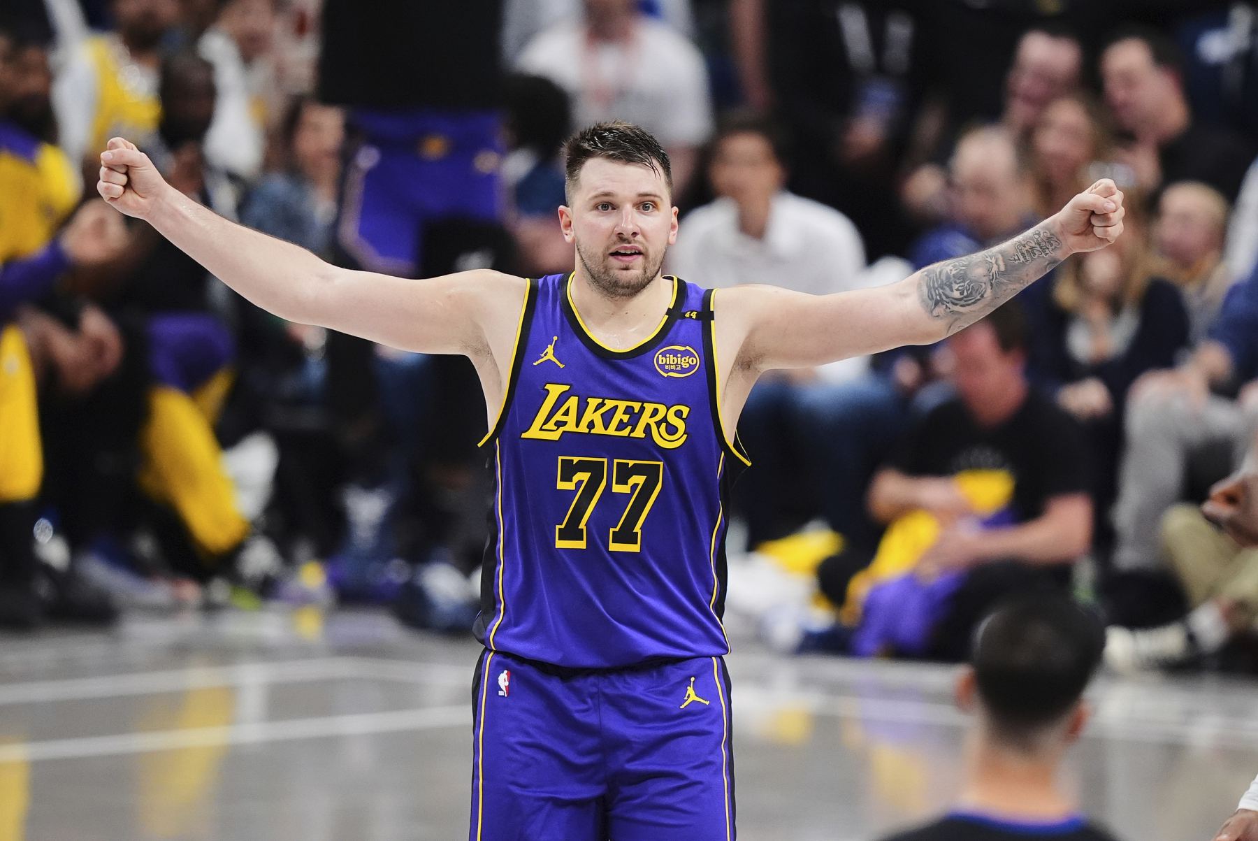 Doncic กลายเป็นผู้เล่นคนแรกในประวัติศาสตร์ Lakers ที่ทำคะแนนได้ 35 แต้ม, 10 แอสซิสต์ และ 5 เซพชั่นในเกมเดียว