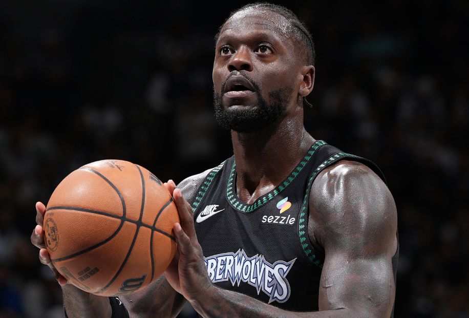 สถานะการแข่งขันดีเยี่ยม! แรนดัลล์ทำคะแนนได้ 11 คะแนนจากการยิง 4 จาก 7 ครั้งในควอเตอร์แรก โดยทำคะแนนเป็นสองเท่าในควอเตอร์เดียว