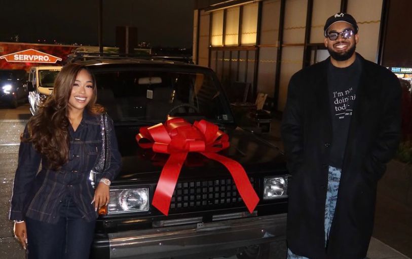 แฟนสาวของ Towns พบรถคันเก่าที่แม่ของเธอขับเมื่อ 30 ปีที่แล้วเพื่อเป็นของขวัญวันเกิดครบรอบ 30 ปีให้กับ Towns