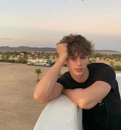 6686体育金牌作者Clementine